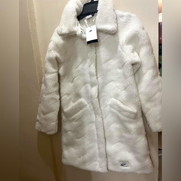 Nike Women’s Loose Fit Sherpa White Coat - Picture 6 of 16